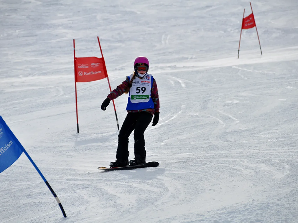 Snowboarderin mit Startnummer 59 zwischen den Toren.
